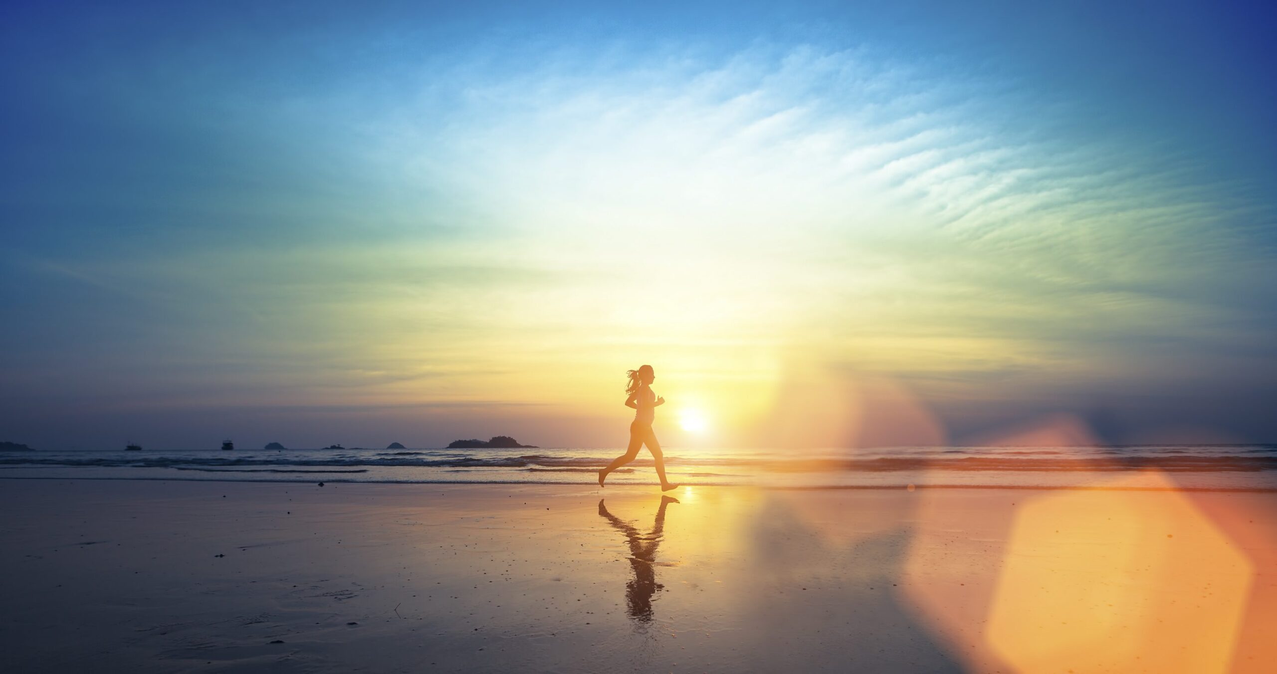 剪影，一个，年轻的女孩，沿着海滩跑步